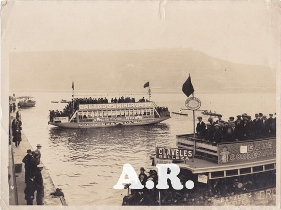 Barcelona Jose M. Sagarra fotógrafo barcos con anuncios.jpg